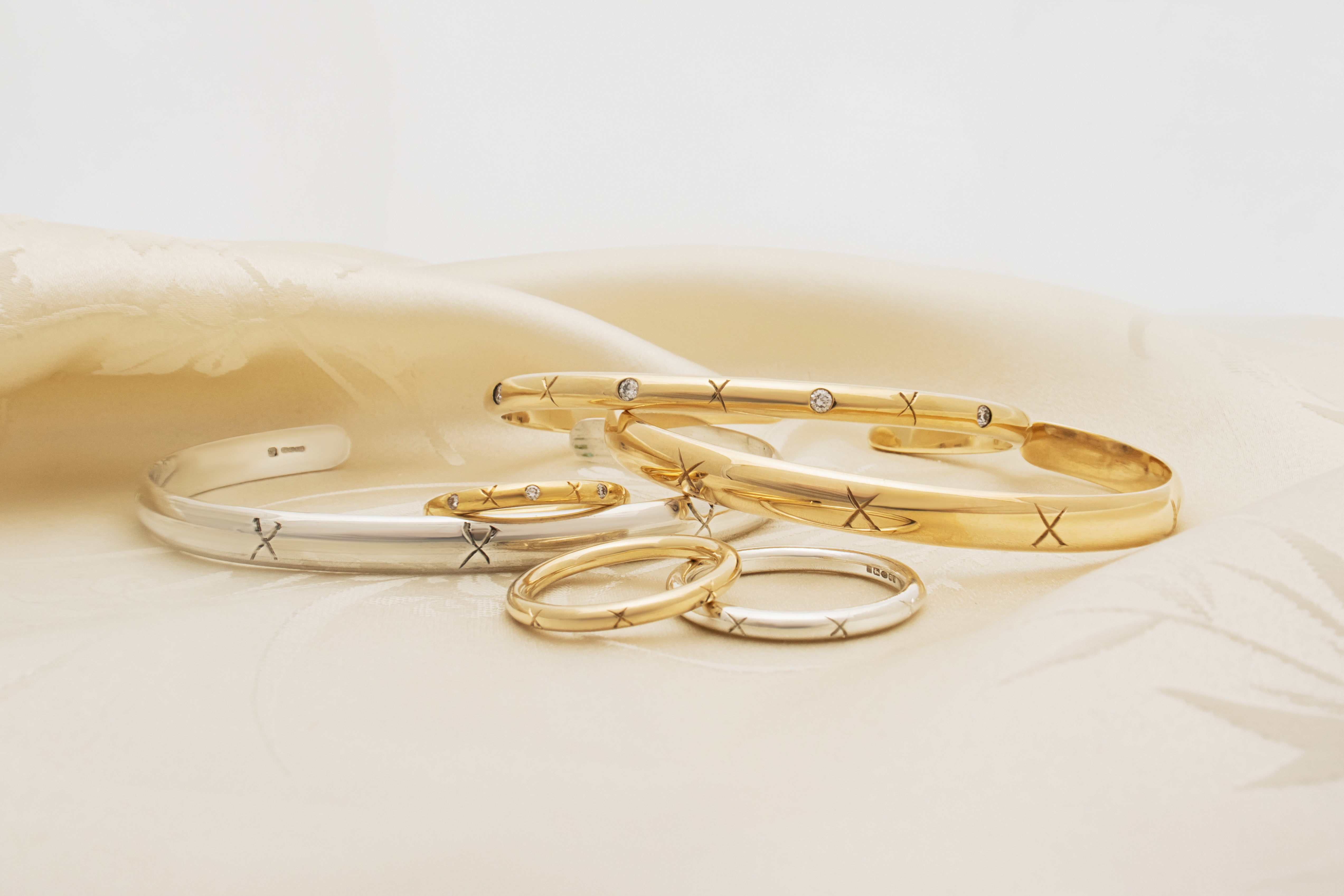 Diamond bangle. Diamond Binding Bangle. Binding Bangle. Gold bangle. Gold and diamond bangle. Kisses bangle. X bangle.