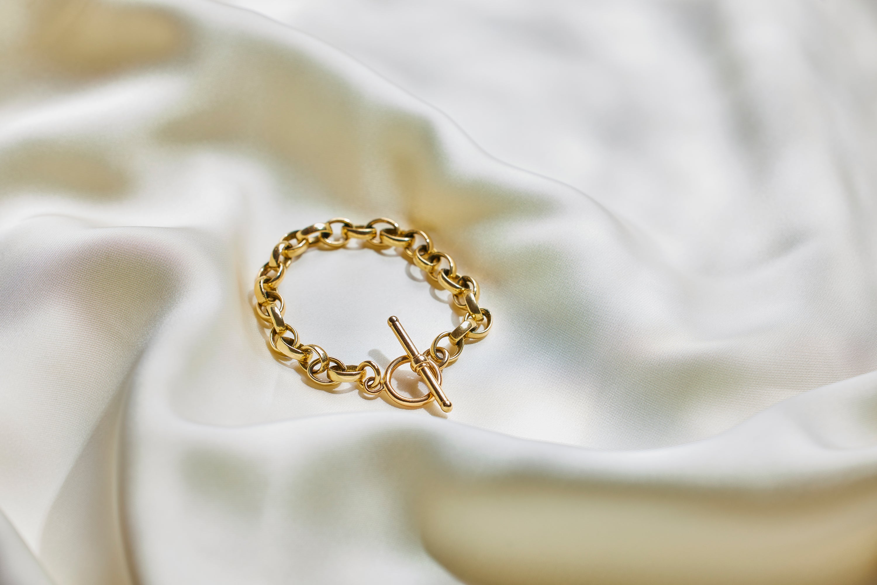 Gold t-bar bracelet. Solid gold bracelet. Gold chain bracelet. T-bar bracelet. Belcher chain bracelet.