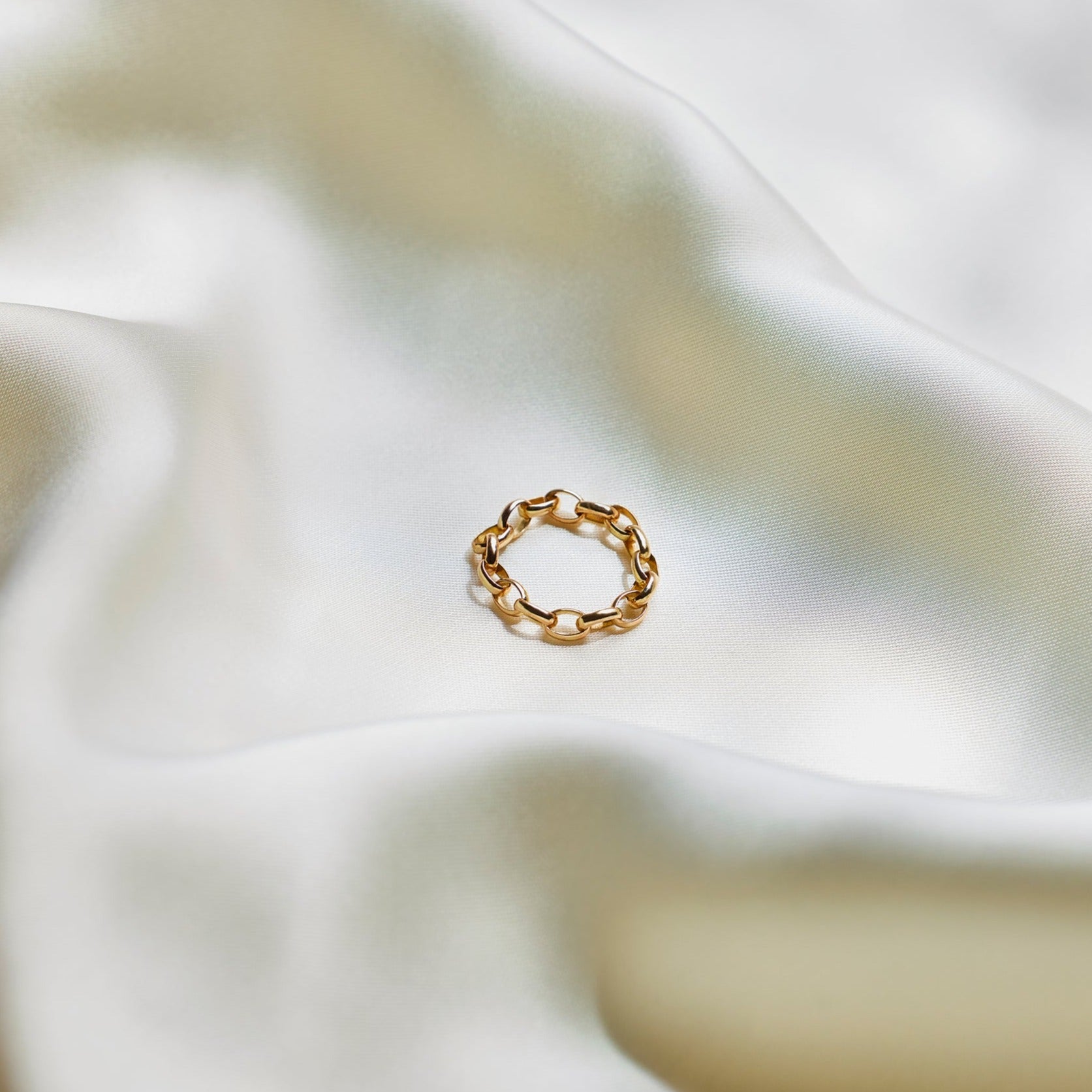 Gold chain ring. Chain ring. Belcher chain.