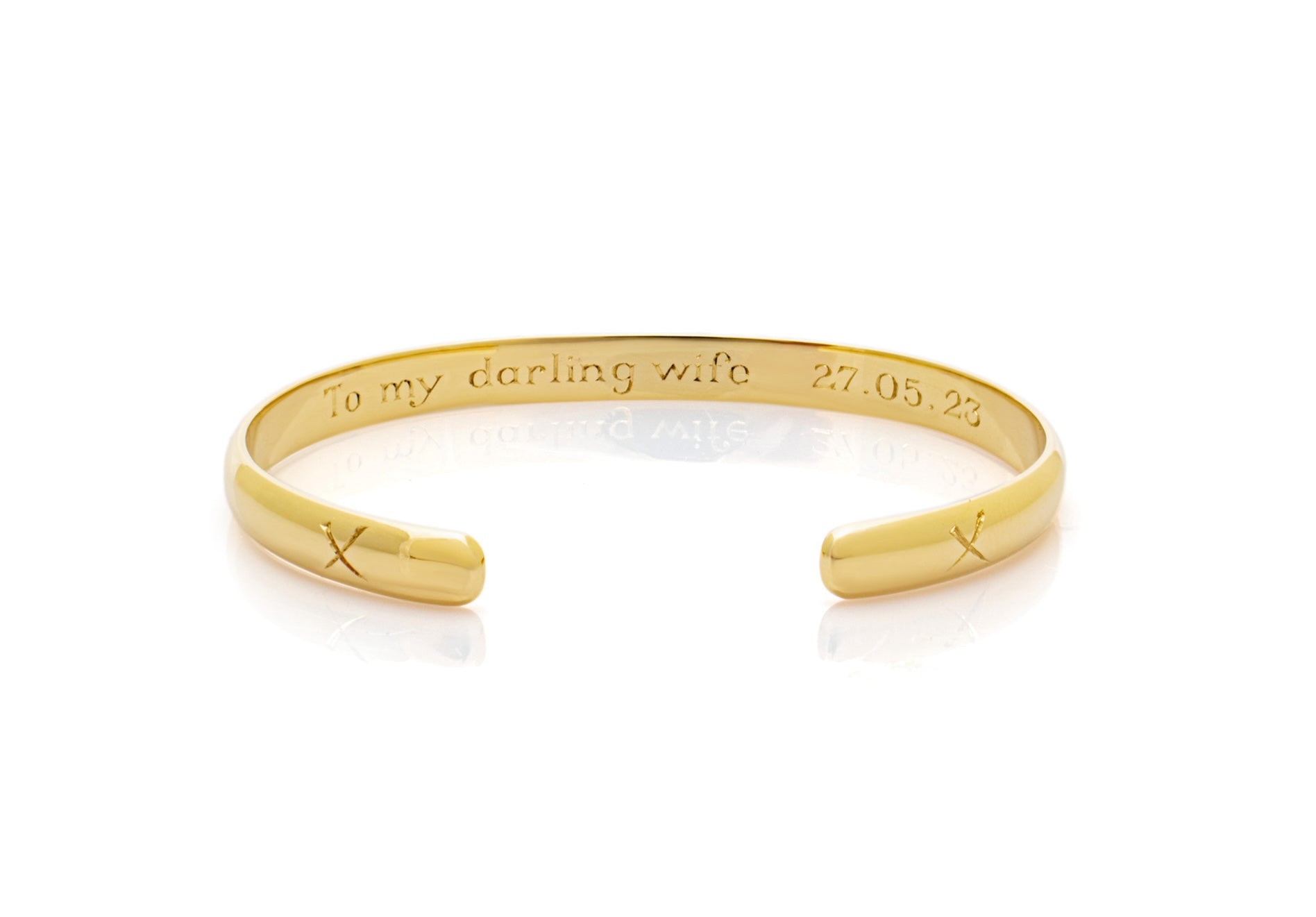 Bespoke engraved solid gold bangle. Bespoke Binding Bangle Serena Ansell. Serena Ansell Binding Bangle. Serena Ansell bespoke jewellery design. Bespoke jewellery designer London. 