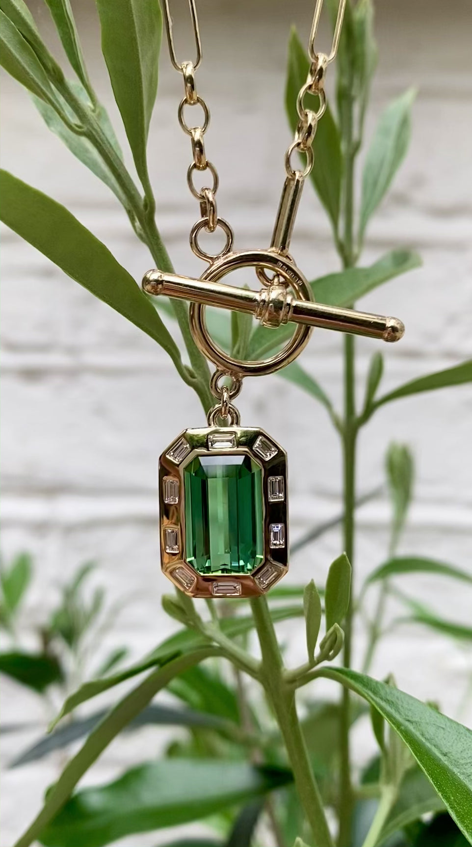 Green tourmaline t-bar necklace. Signature t-bar necklace. Green tourmaline necklace. Green gemstone necklace. Green tourmaline and diamonds. Green gemstone pendant necklace. Serena Ansell T-bar necklace. Solid gold necklace. Fine jewellery London. Serena Ansell Jewellery. 